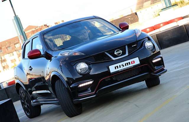 Nissan Juke 200 lóerővel gumik közt, pláza tetején