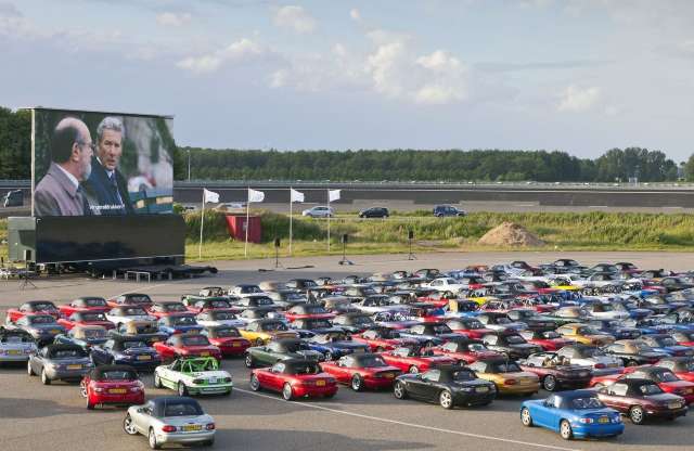 MX-5-ök százaiból nézték a Végzetes hazugságokat