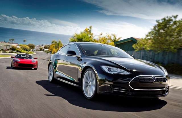 Üléshiba miatt hívják vissza a Tesla Model S-t