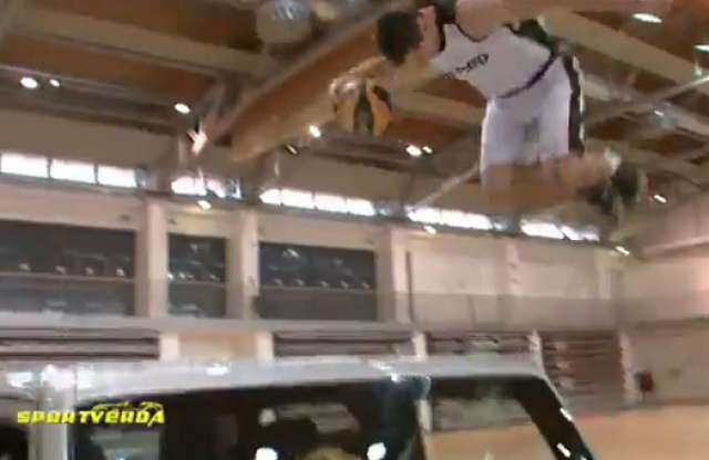 Hazai mutatvány: repülés egy Jeep Wrangler felett