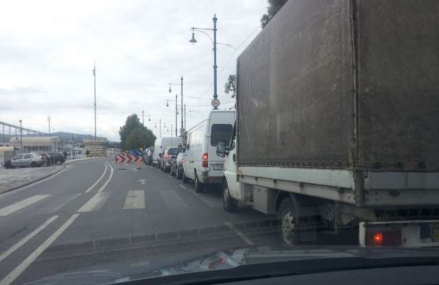 A BKK is értesít: még nincs teljesen nyitva a pesti alsó rakpart