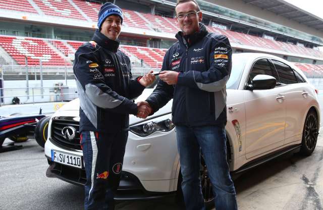 Elkelt az első Infiniti FX Vettel Edition. Vettel kapta