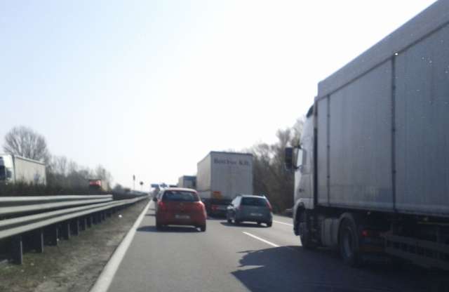 Hétvégétől hosszabbodik a kamionstop
