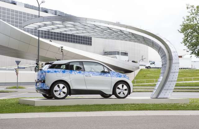 Napelem tölti a BMW i3-ast