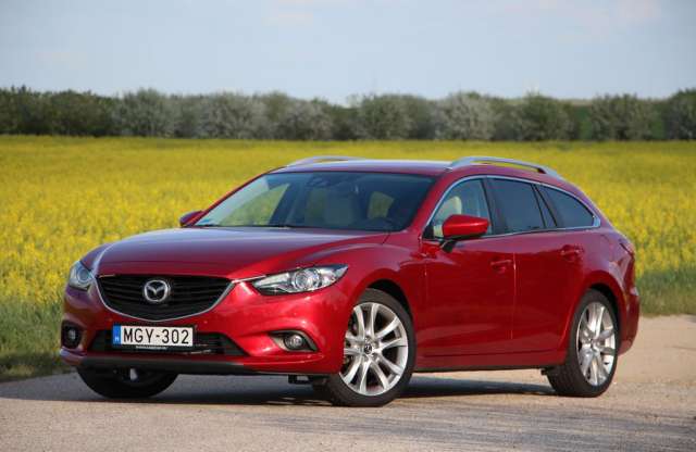 Új Mazda kéne, de hibrid? Arra még várni kell