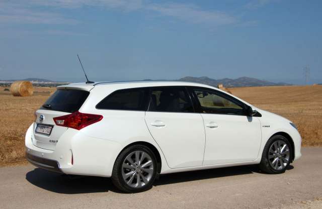 Nagy tér + szerény fogyasztás? Itt a Toyota Auris Touring Sports