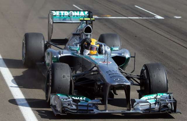 Hamilton nyert a mogyoródi kánikulában