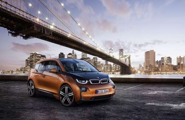 Veszélyben a világ, de a BMW segít, és megment minket az i3