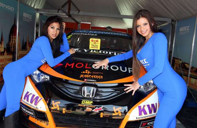 Látványos adok-kapok és óriási meglepetés a WTCC-ben