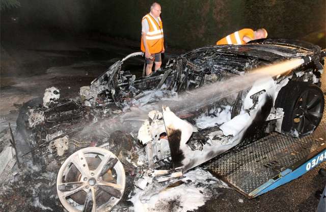 Porrá égett egy Jaguar F-Type