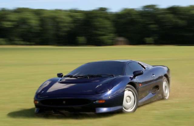 Újabb méregdrága gép a mezőn. És nem traktor