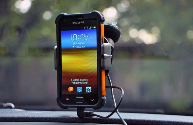 Profi navigáció és kihangosítás az autóban a Dension által