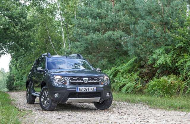 Újabb képeken a faceliftes Dacia Duster