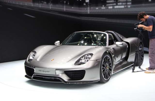 Frankfurtban pózol a rekorder Porsche