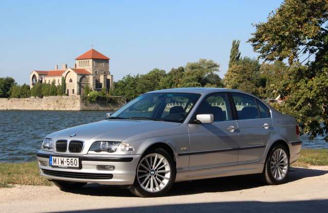 Milyen egy 13 éves, közel 200 ezret futott BMW 320i? Kipróbáltuk