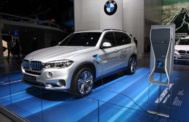 Robbanásnak és AK-47-nek is ellenáll a BMW X5 Concept Security