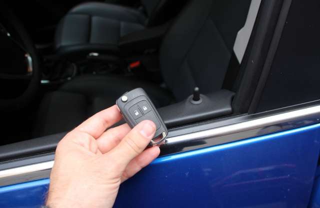 Szakállas módszerrel rabolták ki Fásy Ádám autóját