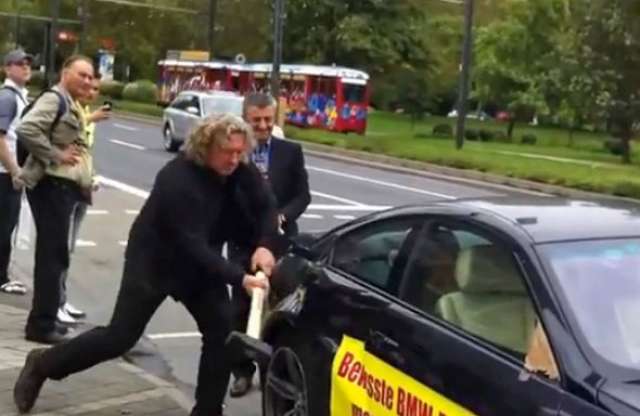 Baltával és kalapáccsal vertek szét a BMW M6-ost Frankfurtban