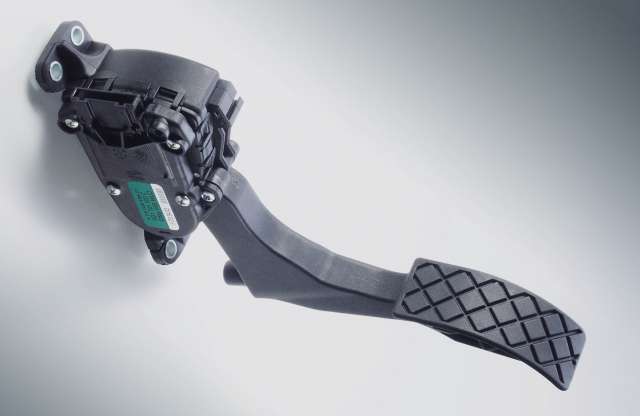 Közel egymillió autóját hívja vissza gázpedálhiba miatt a Nissan