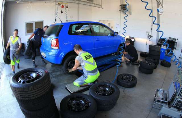 Melyik a legjobb téli gumi átlagautóra? ADAC teszt