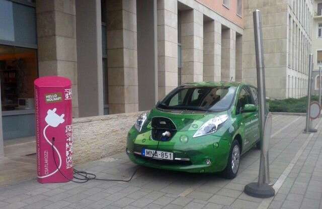 Itthon most adták át az első európai Nissan Leaf villanyautót