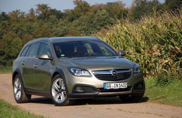 Újult erővel támad az Opel Insignia, már terepen is. Vezettük