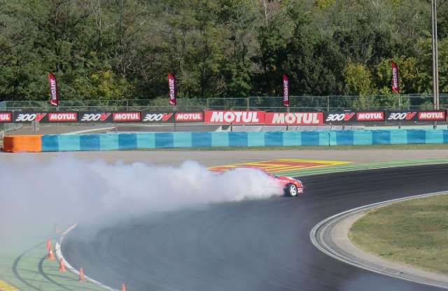 Óriási füst, sok ember a Hungaroringen