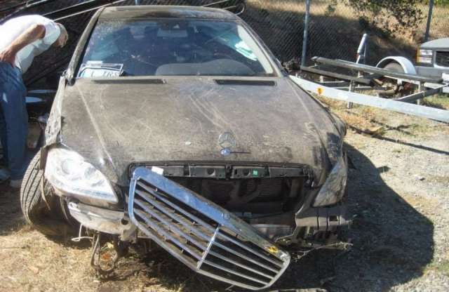 S-osztályos Mercivel zuhant szakadékba az ex-rendőr. Túlélte