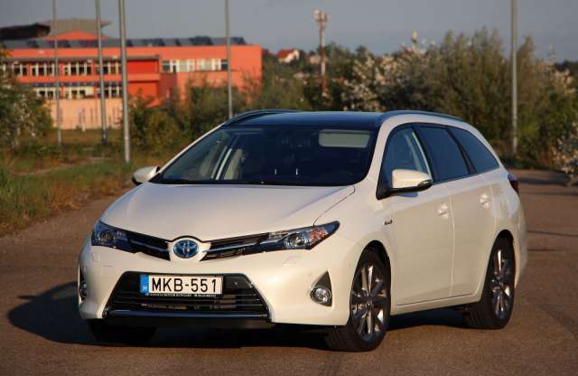 Az eddigi legjobb hibrid autó: Toyota Auris Touring Sports teszt
