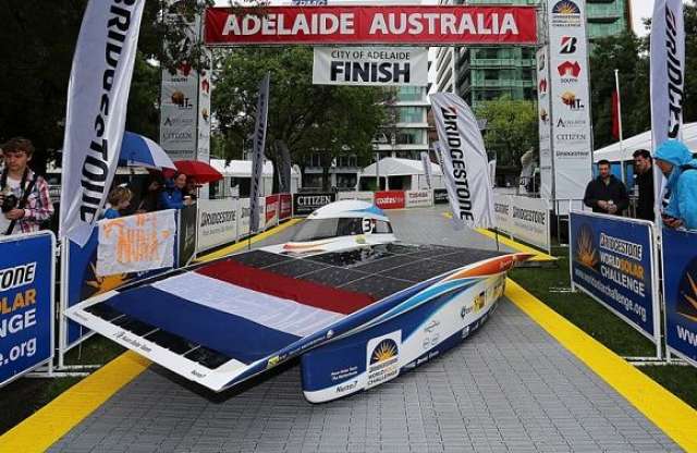 3200 km-t tett meg a napelemes autók világversenyének győztese