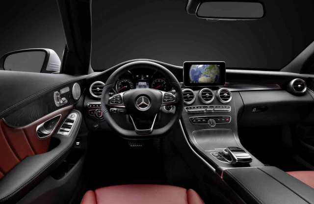 Hivatalos képeken a 2014-es C-osztály utastere