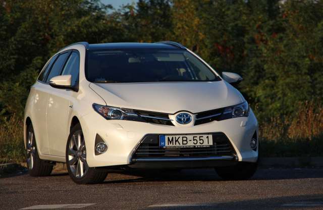 Továbbra is a fehér autó a legmenőbb