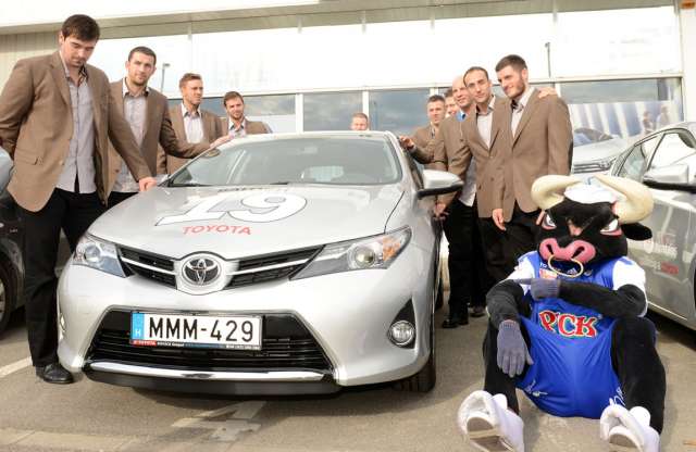 Tizenöt Toyota Auris a szegedi kéziseknek