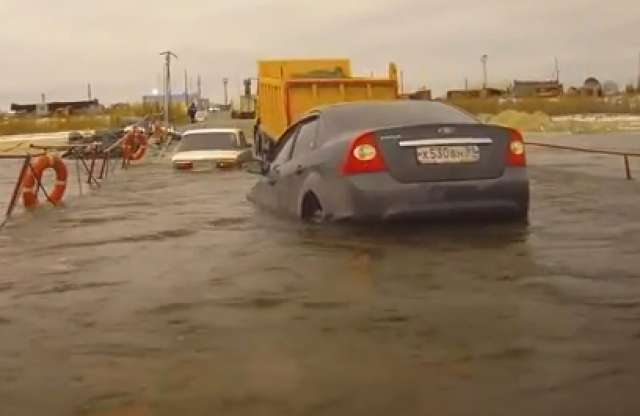 Túlterhelték a pontonhidat: felúszott a Ford