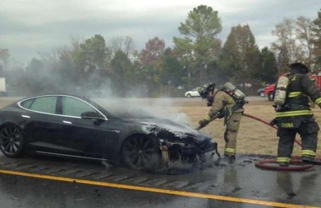Vonóhorognak hajtott, kigyulladt a Tesla S