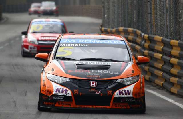 Autóversenynek indult, elképesztő roncsderbi lett belőle