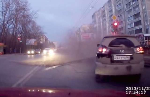 Megnyílt a föld a szabálytalan autós alatt