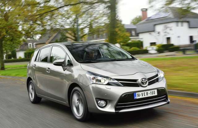 4,5 literes fogyasztással jön a Toyota családi egyterűje