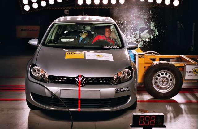 Az autógyártók egységesítenék az EU és az USA töréstesztjeit