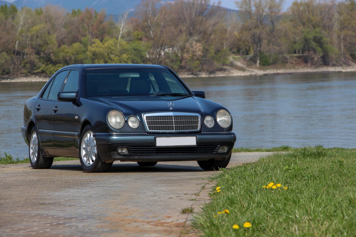 MERCEDES-BENZ E 220