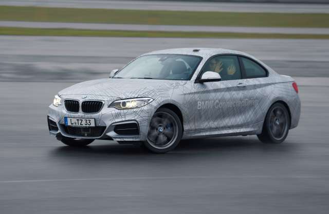 Itt a magától driftelő BMW és a bajorok Knight Rider órája