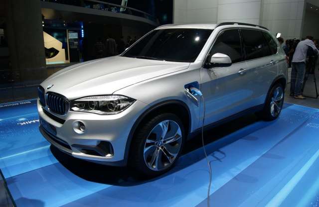 Gyártásba kerül a konnektorból tölthető BMW X5-ös