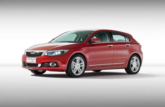 Itt a Qoros 3 ferde háttal