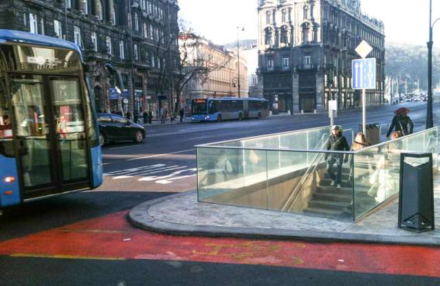 Ki lesz az első, aki beesik a metrólejáratba?