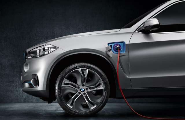 Ez már beteg: BMW X5 3,8 literes fogyasztással, jön az eDrive