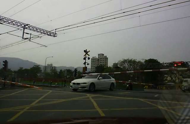 Így ne hajtsunk át a vasúti átjárón!