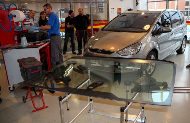 Szélvédő-szerelési verseny a biztonságért