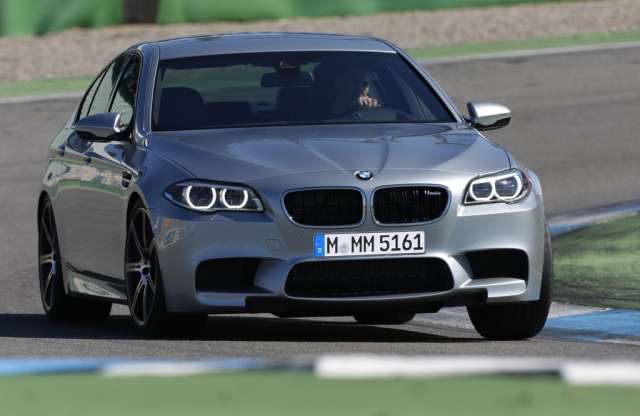 BMW M5, ledobva rabláncát