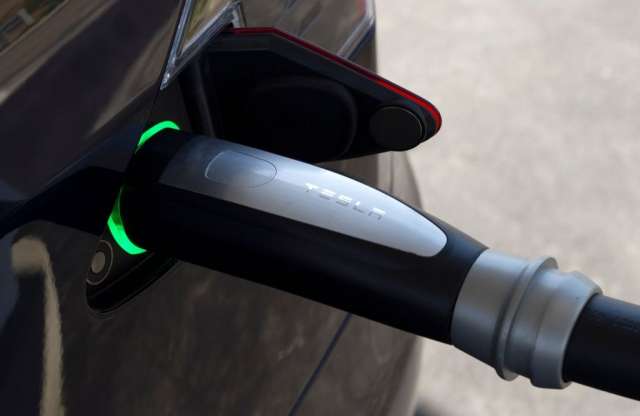 A Bosch és a Mercedes megsértődött a Teslára