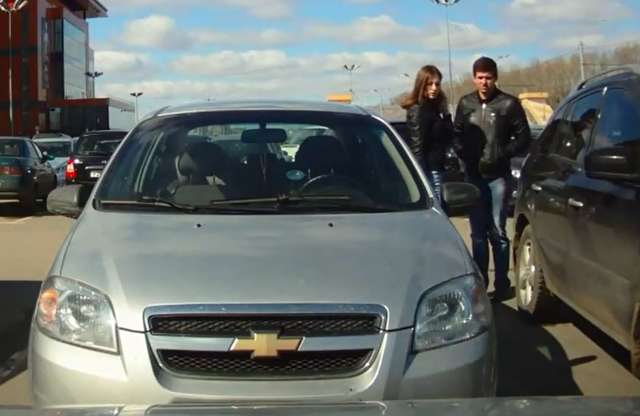 Így lesz összeverve a parkoló autónk